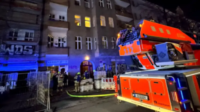 Schwerer Wohnungsbrand in Neukölln: Sechs Verletzte, eine Person in Lebensgefahr