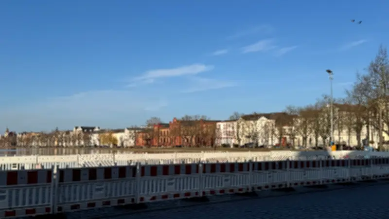 Schwerin: Bauzäune am Pfaffenteich verunsichern Passanten - Stadtwerke klären auf