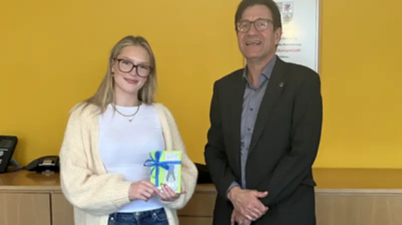 Schwerinerin findet 700 Euro und gibt sie ab: Stadt ehrt 17-jährige Hannah Heidemann