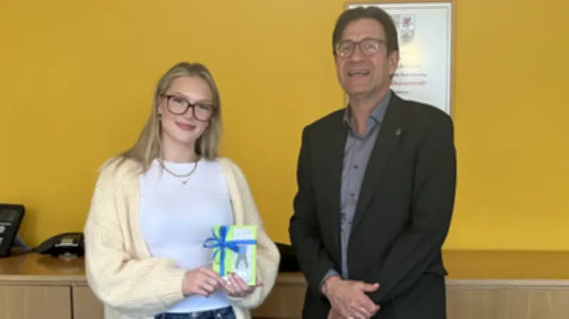 Schwerinerin findet 700 Euro und gibt sie ab – Stadt zeichnet 17-Jährige für Ehrlichkeit aus