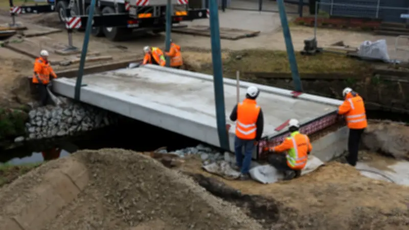 Schwerlastkran setzt 24-Tonnen-Brückenteil in Loitz ein - Zweifel an Flutfestigkeit beseitigt