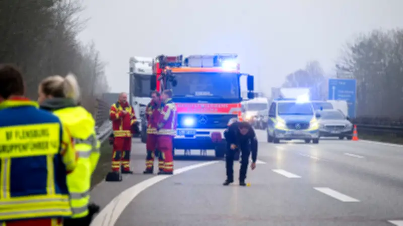 Schwerstverletzter Mann auf A7 bei Flensburg entdeckt - Polizei sucht Zeugen