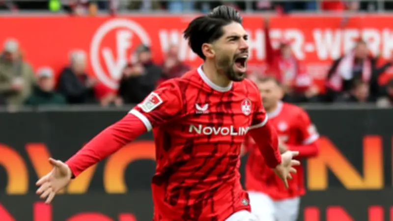 Südwest-Derby vor 49.327 Fans: FCK fegt Karlsruhe mit 3:0 vom Platz