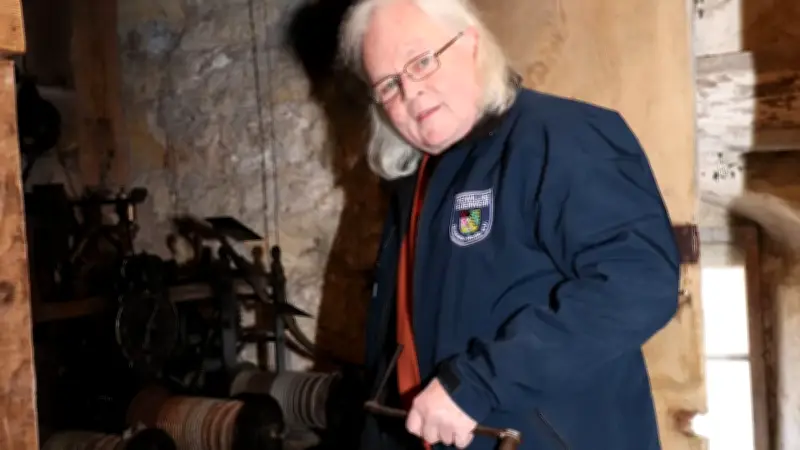 Seit 146 Jahren tickt die Zeit: Ingo Steinmann zieht täglich das Kirchturmuhrwerk in Ilmenau-Roda auf