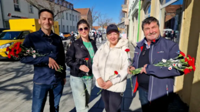 Seit 35 Jahren: Blumengrüße zum Frauentag in Prenzlauer Fußgängerzone