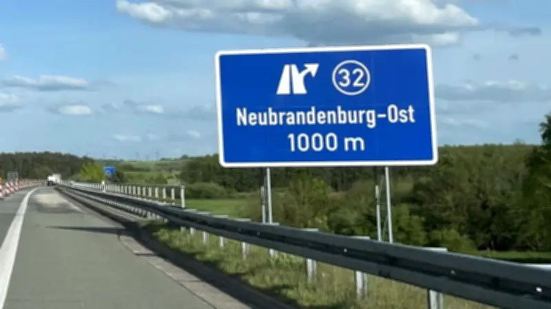 Sekundenschlaf auf A20 bei Neubrandenburg: 68-Jähriger verursacht Unfall ohne Verletzte
