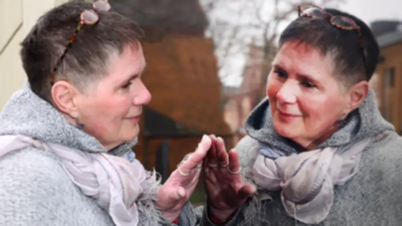 Selbstheirat in Halle: Heike sagt Ja zu sich selbst und feiert Befreiung