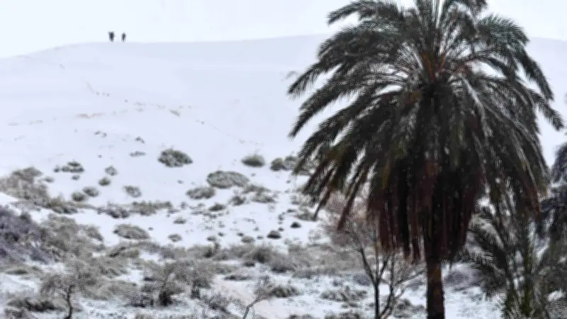 Seltenes Naturschauspiel: Schnee in der Sahara verwandelt Wüste in Winterlandschaft
