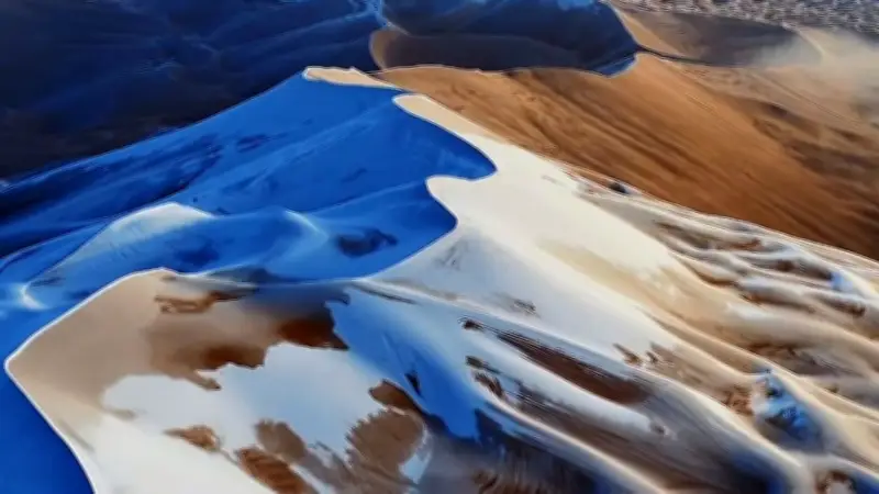 Seltenes Naturschauspiel: Schneefall verwandelt Badain-Jaran-Wüste in Nordchina