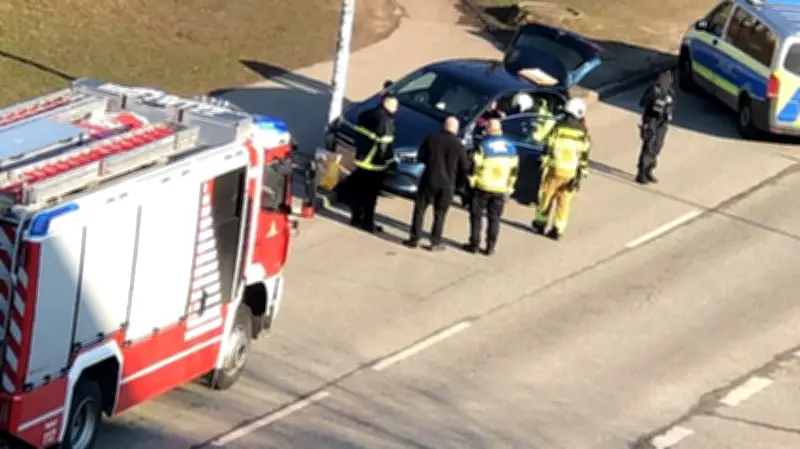 Senior kollabiert am Steuer in Rostock: Auto prallt führerlos gegen Laterne
