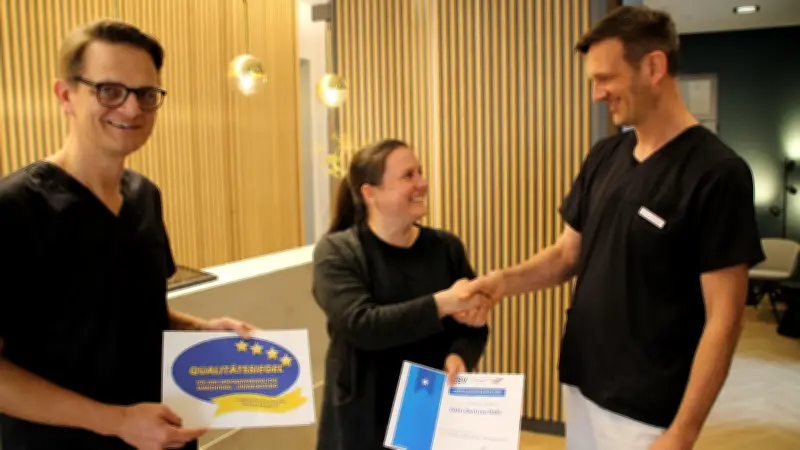 Seniorenfreundliche Zahnversorgung in Halle: Zahnzentrum erhält Zertifizierung für Zahnerhalt im Alter