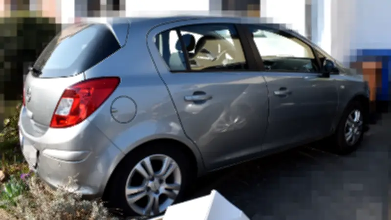 Seniorin kracht in Magdeburger Vorgarten: Statiker muss Hauswand prüfen