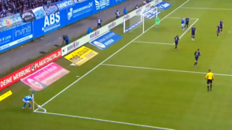 Sensationeller Eckball-Treffer: Hansa Rostocks Adrien Lebeau überrascht MSV Duisburg