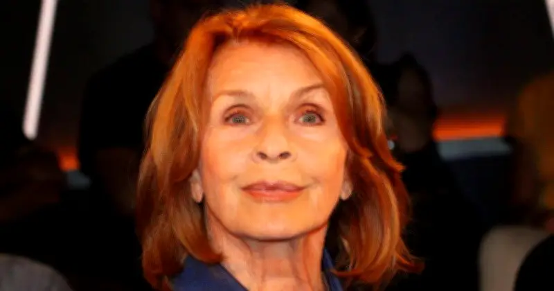 Senta Berger trotz Oberschenkelbruch: Erster Auftritt mit Security-Begleitung in München