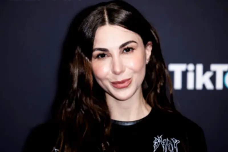 Shitstorm gegen Influencerin Dr. Emi: Rabenmutter-Vorwürfe nach TikTok-Video über Hausfrauen