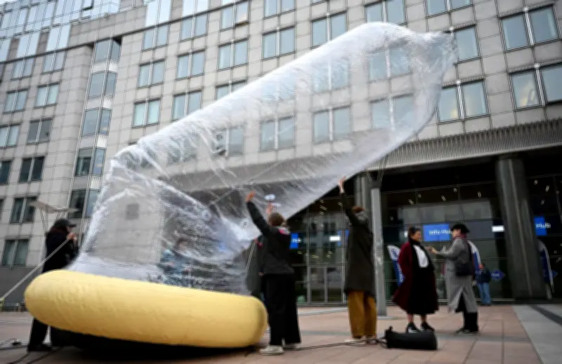 Sieben-Meter-Kondom vor EU-Parlament: Appell für mehr Männer-Verhütungsforschung