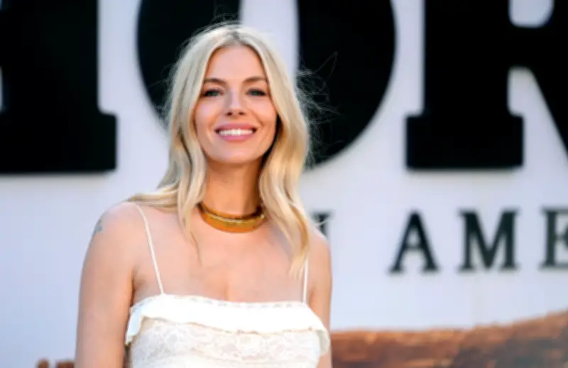 Sienna Miller: Warum Schwangerschaft mit 44 Jahren einfacher ist als mit 29
