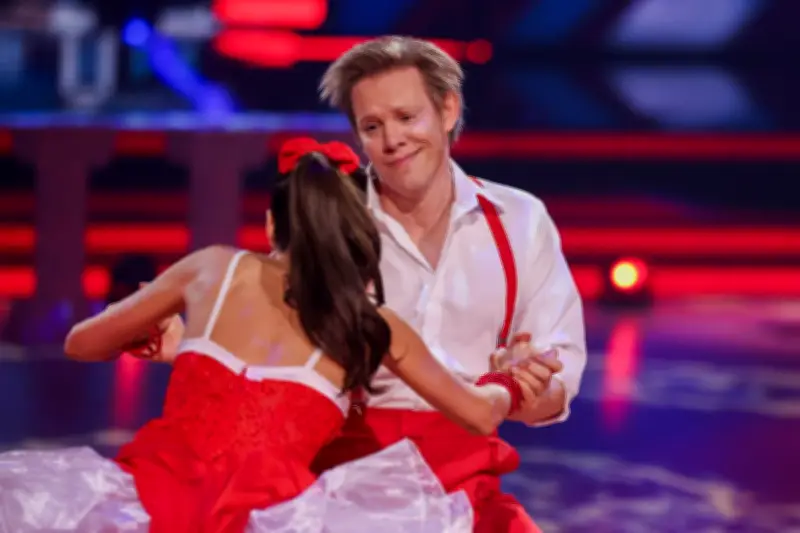 Simon Gosejohann bei Let's Dance ausgeschieden: Komiker begeistert mit steifem Hüftschwung