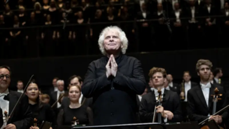 Simon Rattle dirigiert Mahlers Auferstehungssymphonie in der Isarphilharmonie