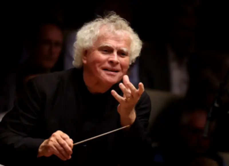 Simon Rattle wird Ehrendirigent der Staatskapelle Berlin nach 18-jähriger Zusammenarbeit