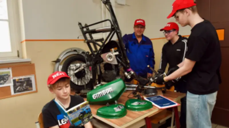 Simson-Mopeds als Türöffner: Schüler in Mansfeld-Südharz entdecken Berufe durch praktisches Schrauben