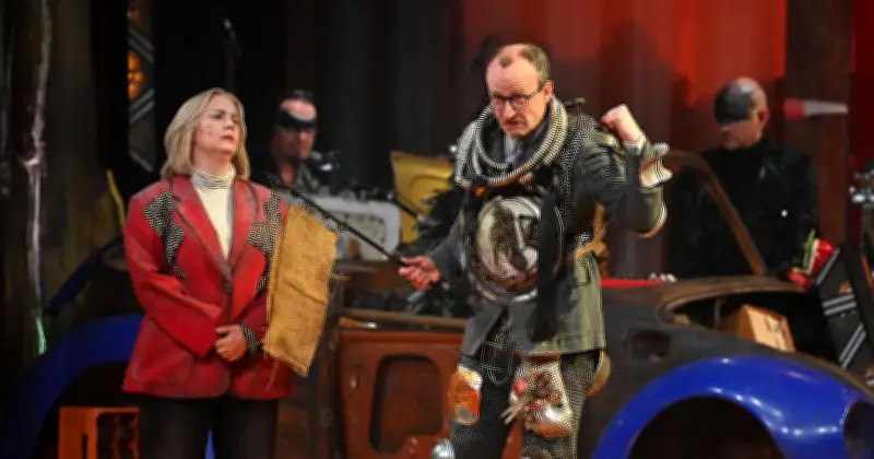 Singspiel übertrifft Fastenpredigt: Mehr Lacher, weniger Biss in magisch-postapokalyptischem Spektakel