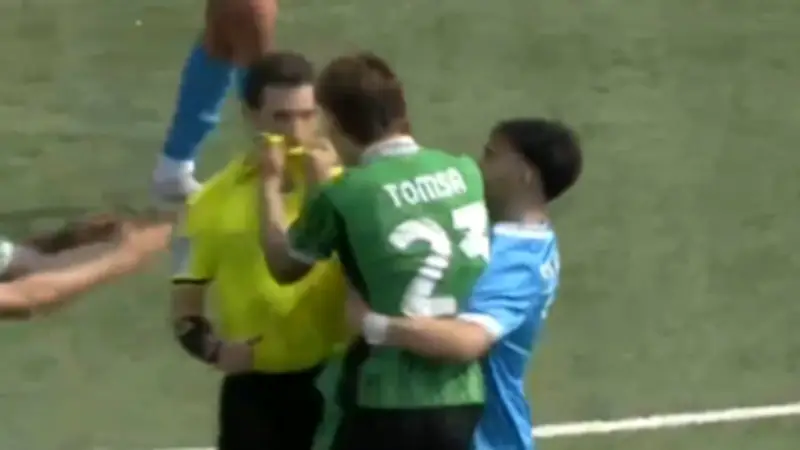 Skandal im italienischen Fußball: 18-jähriger Spieler attackiert Schiedsrichter