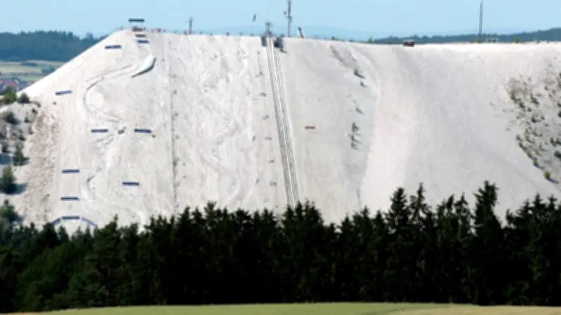 Skifahren ohne Schnee: Der Monte Kaolino lockt mit Sandpisten und zieht 150.000 Besucher an