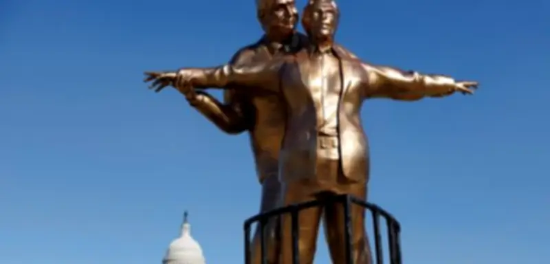 Skulptur 'King of the World' zeigt Trump und Epstein in Titanic-Pose in Washington