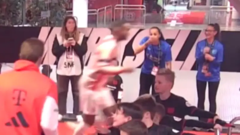 Skurrile Szene bei Bayern: Jonathan Tah rennt versehentlich in Gegner-Kabine