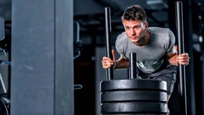Sled Push bei Hyrox: Maximale Kraftentfaltung mit minimalem Verletzungsrisiko