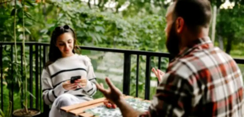 Smartphone-Nutzung im Gespräch: Ein Fauxpas oder akzeptabel?