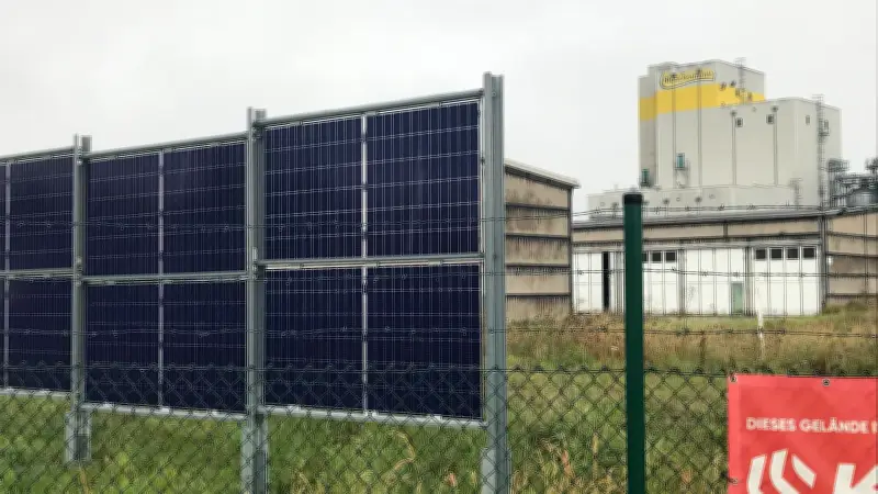 Solarzaun in Basepohl: Strom fließt, doch Einspeisevergütung bleibt aus