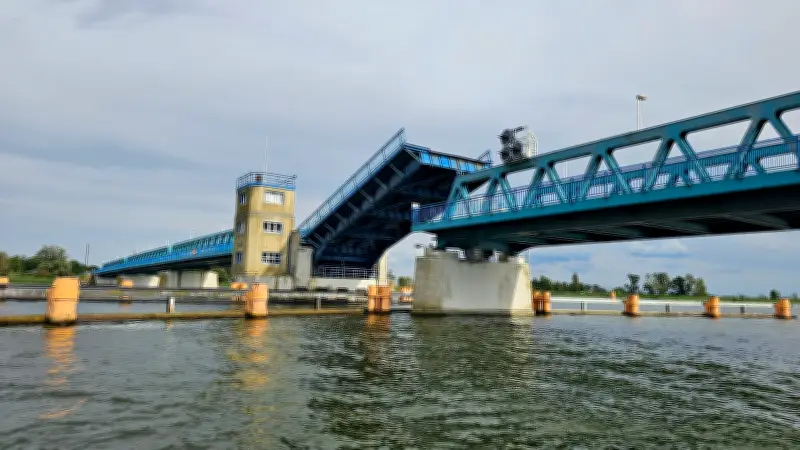 Sommerfahrplan für Peenebrücke Zecherin: Fünf tägliche Öffnungen bremsen Verkehr auf B110