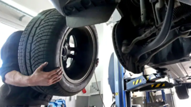 Sommerfahrten mit Winterreifen: Teure Risiken und Versicherungsfallen