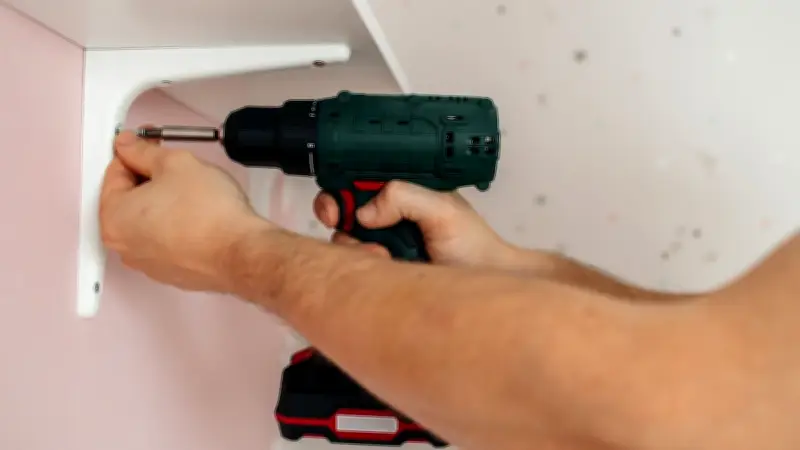 Sonntags bohren im Mietshaus: Wann es erlaubt ist und wann Kündigung droht