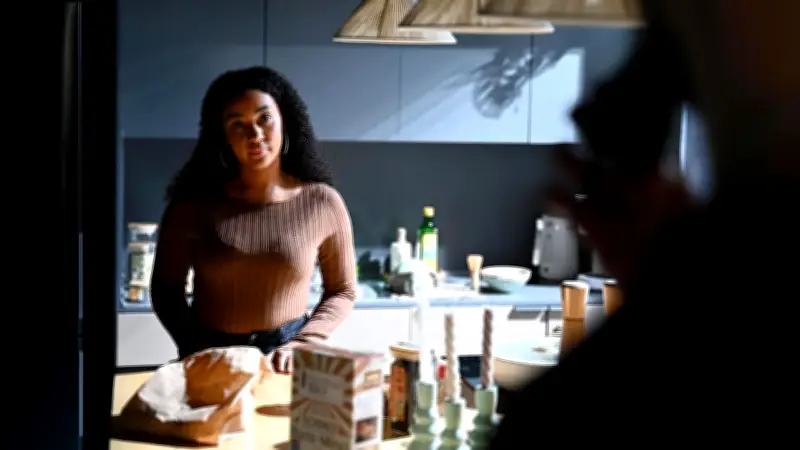 Spannende Wendungen in AWZ: Imani und Mika müssen zusammenarbeiten