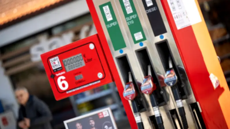 SPD-Chef Klingbeil fordert staatliche Benzinpreisgrenzen nach Luxemburger Vorbild