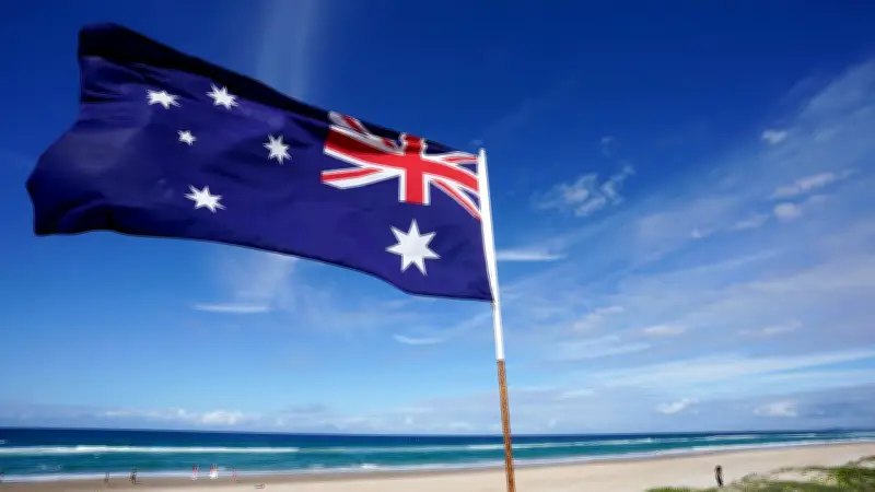 Spektakuläre Unterwasser-Aufnahmen: Freitaucher filmt riesigen Rochen-Schwarm vor Australien