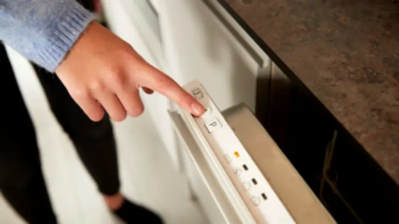 Spülmaschine stoppen: So brechen Sie das Programm richtig ab