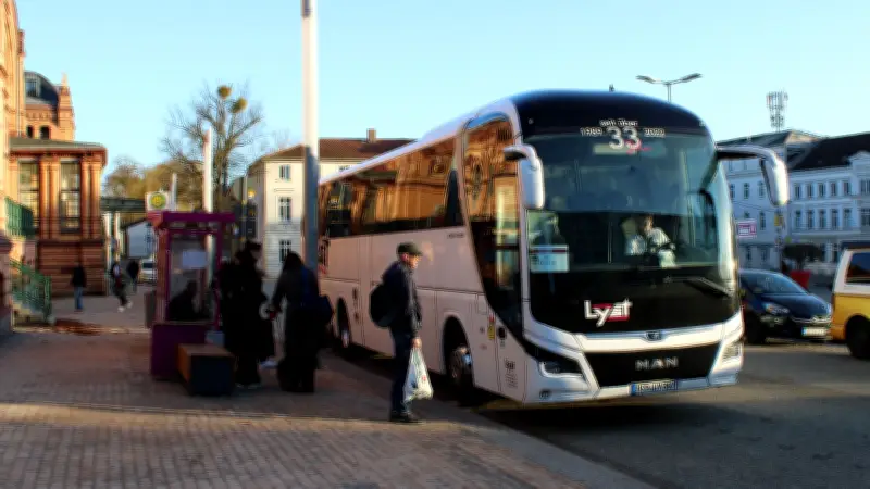 Spontaner Flottentausch in Schwerin: Neue Ersatzbusse sorgen für Ärger bei der Deutschen Bahn
