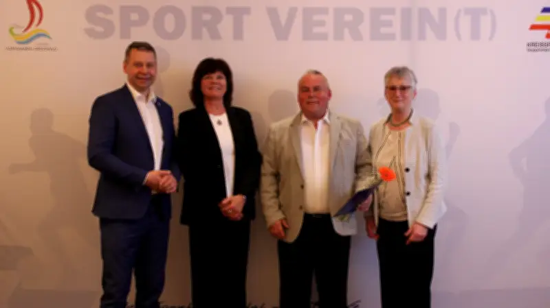 Sportehrentag in Vorpommern: VFC-Chef Jörg Hasselmann erhält goldene Ehrennadel
