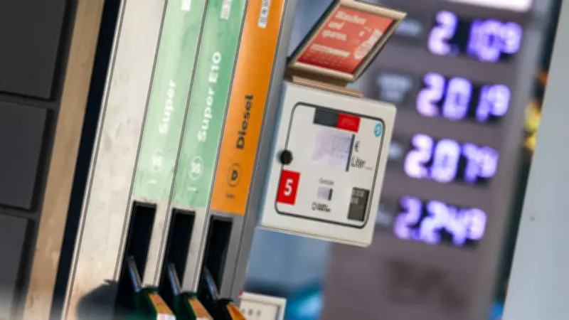 Spritpreis-Explosion: Wirtschaftsforscher lehnen Tankrabatt als teuren Fehler ab