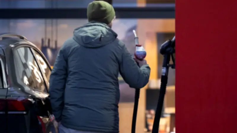 Spritpreis-Schock ohne Wirkung: Deutsche Autofahrer fahren trotz hoher Kosten weiter