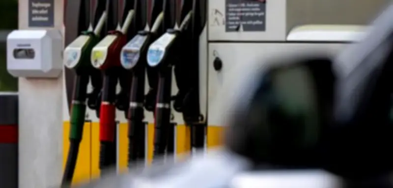 Spritpreisbremse als Irrweg: Reiche profitieren am stärksten von Tankrabatten