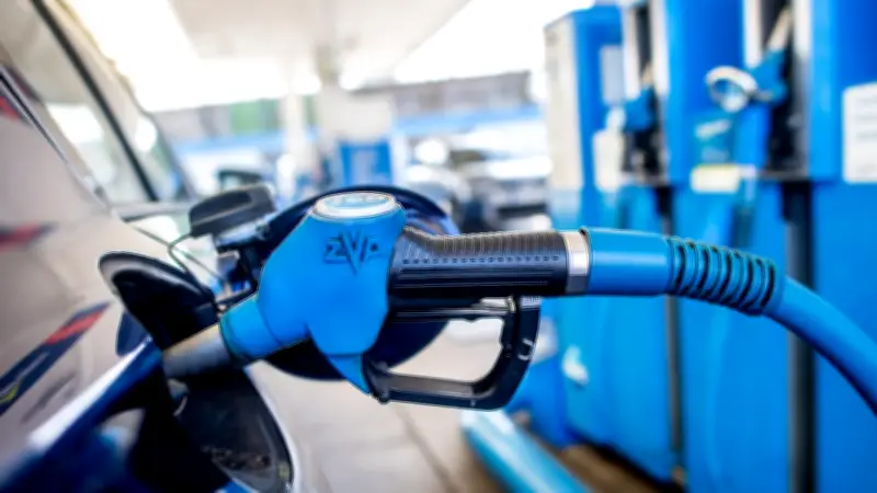 Spritpreise erreichen Jahresrekord kurz vor neuer Tankpreis-Regel