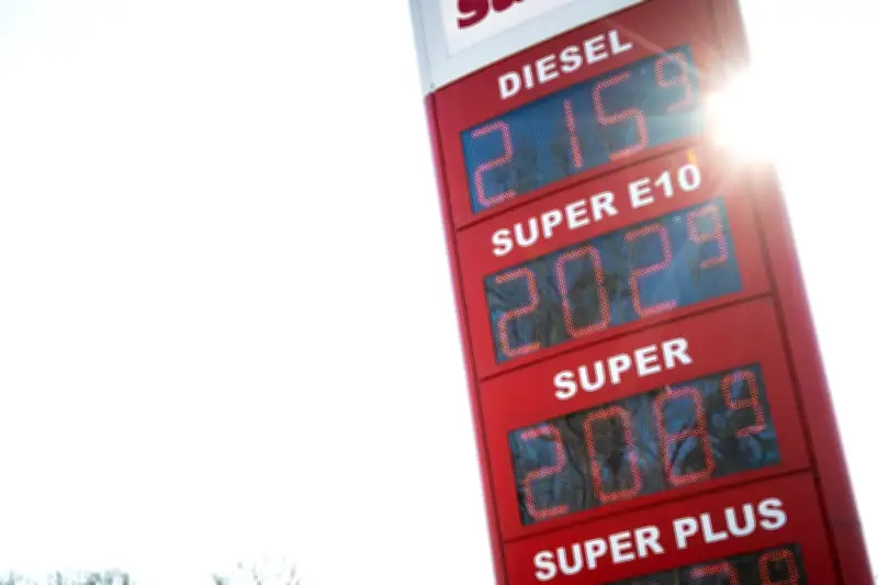 Spritpreise: Nachbarländer holen nach Iran-Krieg auf - Deutschland verliert Spitzenposition