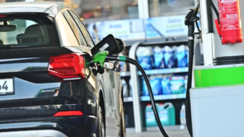 Spritpreise steigen rasant: Bundesregierung lehnt Tankrabatt kategorisch ab