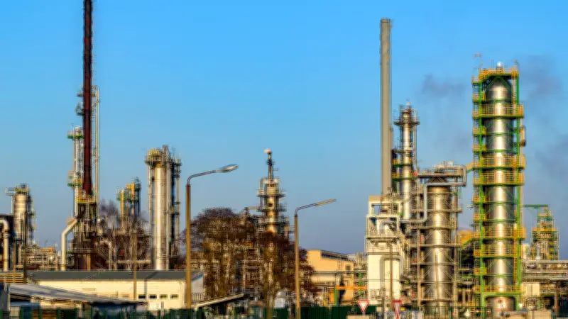 Spritversorgung für Berlin gesichert: Kanzler Merz erreicht dauerhafte Ausnahme für Schwedt-Raffinerie