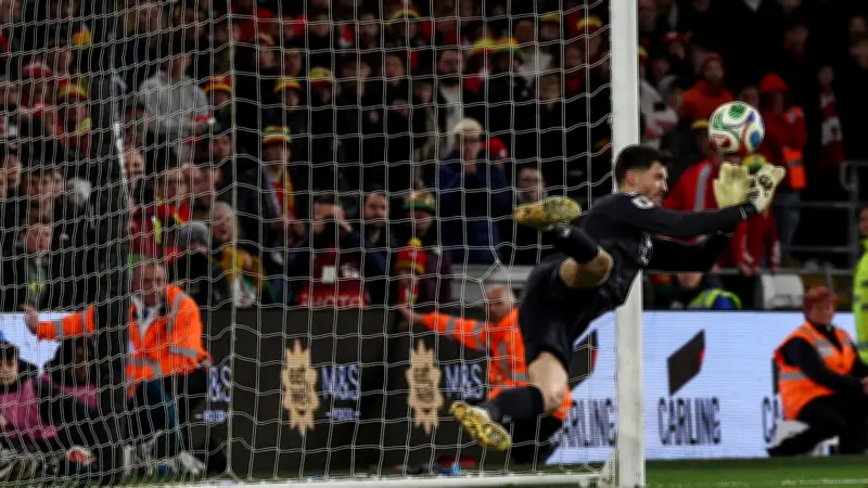 St. Paulis Torwart Nikola Vasilj wird zum bosnischen Nationalhelden in den WM-Play-offs